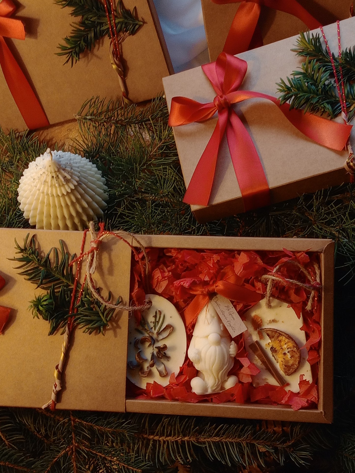 Caja de 2 suspensiones perfumadas + 1 vela decorativa Gnom